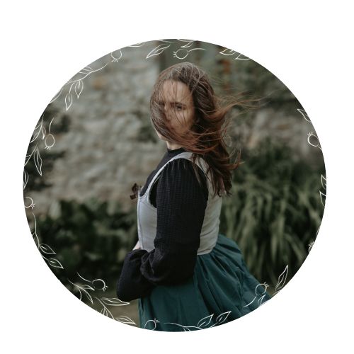 Fotografia usmievavej Zuzany, zakladateľky Ateliéru Lesovik, ktorá stojí v prírodnom svetle a symbolizuje spojenie s remeslom, prírodou a láskou k tvorbe. Jej vzhľad je priateľský a prístupný, čo nabáda k interakcii a dôvere.