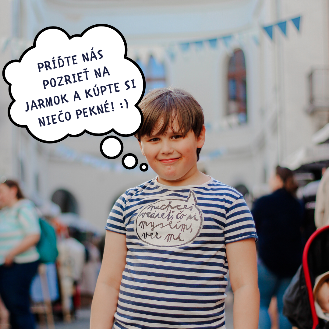 Roztomilý chlapec s veselým výrazom a komiksovou bublinou, ktorá vyzýva: „Príďte nás pozrieť na jarmok!“ Ideálny obrázok pre sekciu "Trhy a Jarmoky" na webovej stránke Lesovik, lákajúci návštevníkov na osobné stretnutie a prehliadku jedinečných výrobkov. Obrázok vyjadruje srdečnosť a pozvánku.